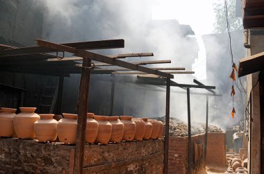 Mumbai, Hindistan 'daki Dharavi gecekondu mahallesinde çömlek.