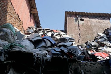 Hindistan 'da Mumbai' deki Dharavi gecekondu mahallesinde plastik geri dönüşümü.