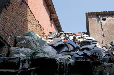 Hindistan 'da Mumbai' deki Dharavi gecekondu mahallesinde plastik geri dönüşümü.