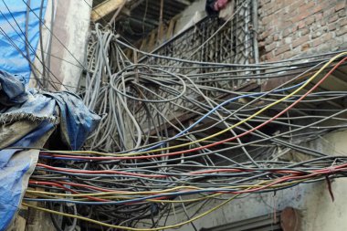 Hindistan, Mumbai 'deki Dharavi gecekondu mahallesinde güç kaynağı.