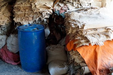 Mumbai, Hindistan 'daki Dharavi gecekondu mahallesinde deri üretimi.
