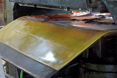 Mumbai, Hindistan 'daki Dharavi gecekondu mahallesinde deri üretimi.