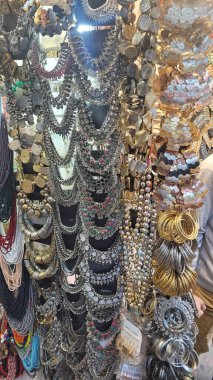  Hindistan 'da Mumbai' de sokak pazarında renkli bilezikler sergilendi.