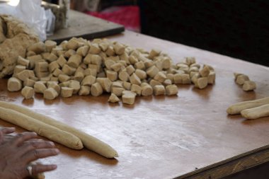 Mumbai 'de bir markette taze ekmek atıştırmalıkları.