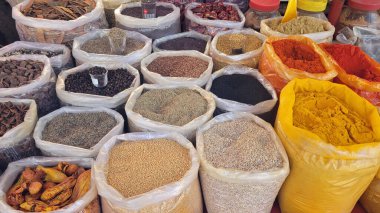 Sri Lanka 'da bir pazarda taze baharat ve bitkiler