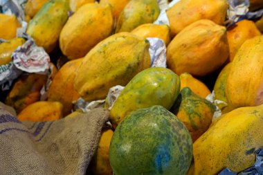 Hindistan 'da bir kömür pazarında taze meyveler