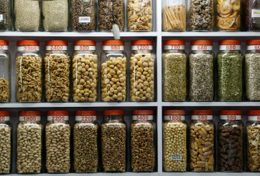 Mumbai 'deki market tezgahında kurutulmuş fındık satıyorum.