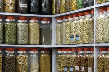 Mumbai 'deki market tezgahında kurutulmuş fındık satıyorum.