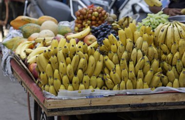 Hindistan 'da bir kömür pazarında taze meyveler