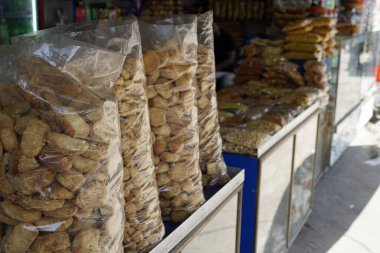 Mumbai 'de bir markette taze ekmek atıştırmalıkları.
