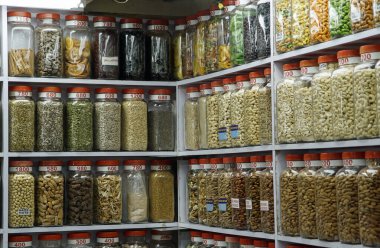 Mumbai 'deki market tezgahında kurutulmuş fındık satıyorum.