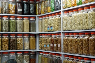 Mumbai 'deki market tezgahında kurutulmuş fındık satıyorum.
