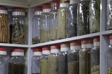 Mumbai 'de bir markette lezzetli baharatlar ve bitkiler