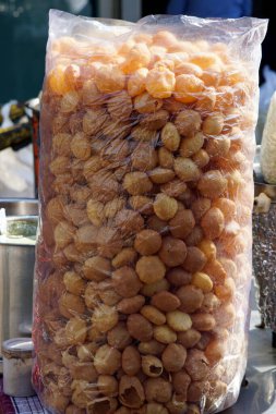 Mumbai 'de bir markette taze ekmek atıştırmalıkları.
