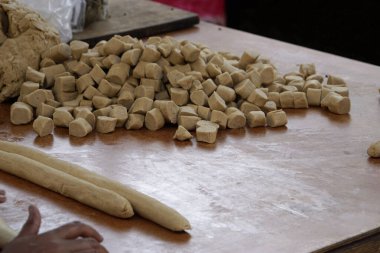 Mumbai 'de bir markette taze ekmek atıştırmalıkları.