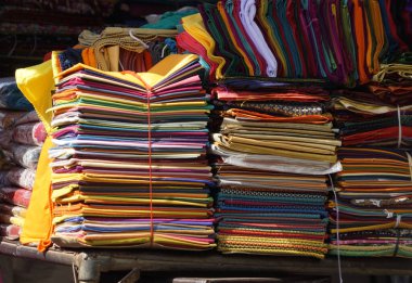 Geleneksel tekstil Mumbai 'de bir pazarda