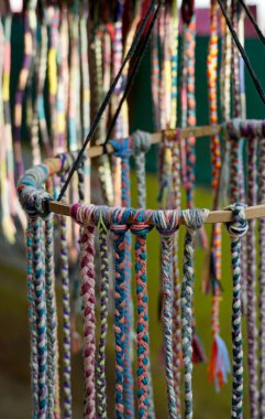  Hindistan 'da Goa' da sergilenen renkli el yapımı bilezikler