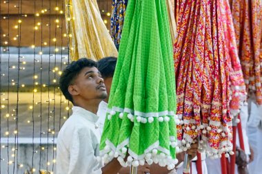 Colombo, Sri Lanka - 11 Şubat 2025: Gangaramaya Navam Maha Perahera geçit töreninde renkli şemsiyeler