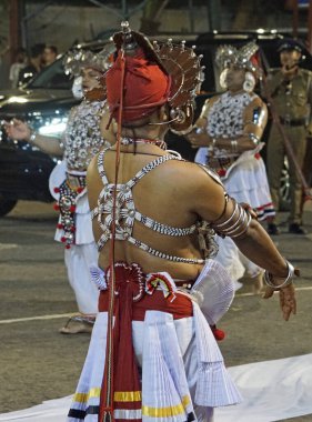 Colombo, Sri Lanka - 11 Şubat 2025: Gangaramaya Navam Maha Perahera festivalinde sanatçılar