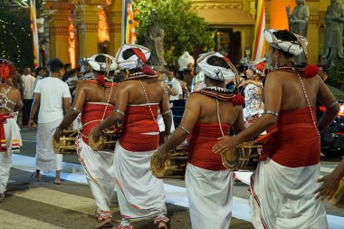Colombo, Sri Lanka - 11 Şubat 2025: Gangaramaya Navam Maha Perahera festivalinde müzisyen
