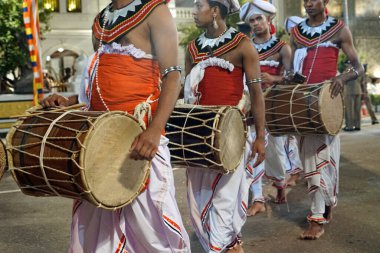 Colombo, Sri Lanka - 11 Şubat 2025: Gangaramaya Navam Maha Perahera festivalinde müzisyen