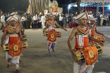 Colombo, Sri Lanka - 11 Şubat 2025: Gangaramaya Navam Maha Perahera festivalinde müzisyen