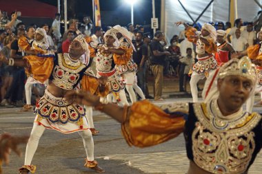 Colombo, Sri Lanka - 11 Şubat 2025: Gangaramaya Navam Maha Perahera festivalinde sanatçılar