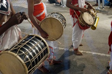 Colombo, Sri Lanka - 11 Şubat 2025: Gangaramaya Navam Maha Perahera festivalinde müzisyen