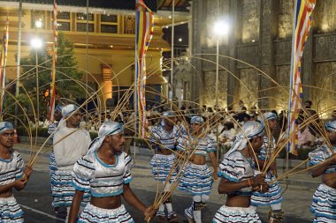 Colombo, Sri Lanka - 11 Şubat 2025: Gangaramaya Navam Maha Perahera festivalinde sanatçılar