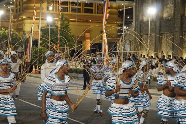 Colombo, Sri Lanka - 11 Şubat 2025: Gangaramaya Navam Maha Perahera festivalinde sanatçılar