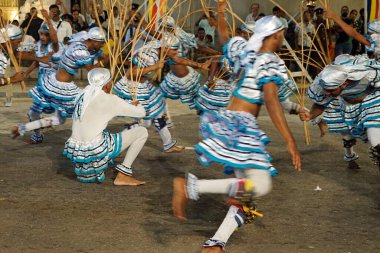 Colombo, Sri Lanka - 11 Şubat 2025: Gangaramaya Navam Maha Perahera festivalinde sanatçılar