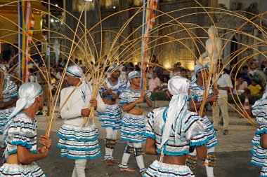 Colombo, Sri Lanka - 11 Şubat 2025: Gangaramaya Navam Maha Perahera festivalinde sanatçılar