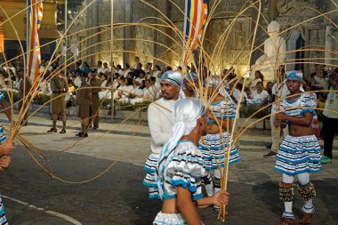 Colombo, Sri Lanka - 11 Şubat 2025: Gangaramaya Navam Maha Perahera festivalinde sanatçılar