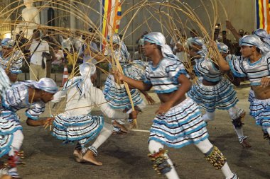 Colombo, Sri Lanka - 11 Şubat 2025: Gangaramaya Navam Maha Perahera festivalinde sanatçılar