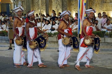 Colombo, Sri Lanka - 11 Şubat 2025: Gangaramaya Navam Maha Perahera festivalinde müzisyen