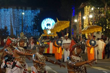 Colombo, Sri Lanka - 11 Şubat 2025: Gangaramaya Navam Maha Perahera festivalinde sanatçılar