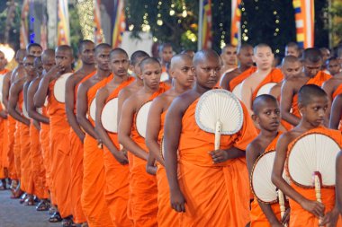 Colombo, Sri Lanka - 11 Şubat 2025: Gangaramaya Navam Perahera festivalinde Budist rahipler