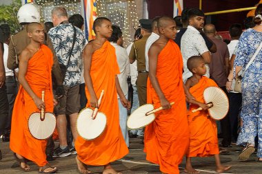 Colombo, Sri Lanka - 11 Şubat 2025: Gangaramaya Navam Perahera festivalinde Budist rahipler