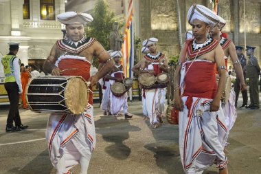 Colombo, Sri Lanka - 11 Şubat 2025: Gangaramaya Navam Maha Perahera festivalinde müzisyen