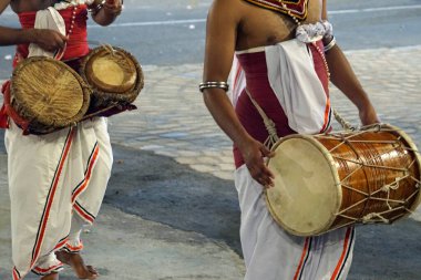 Colombo, Sri Lanka - 11 Şubat 2025: Gangaramaya Navam Maha Perahera festivalinde müzisyen