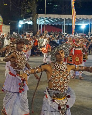Colombo, Sri Lanka - 11 Şubat 2025: Gangaramaya Navam Maha Perahera festivalinde sanatçılar