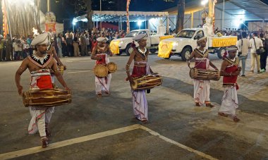 Colombo, Sri Lanka - 11 Şubat 2025: Gangaramaya Navam Maha Perahera festivalinde müzisyen