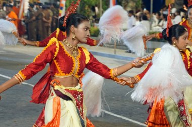 Colombo, Sri Lanka - 11 Şubat 2025: Gangaramaya Navam Maha Perahera festivalinde kadın sanatçılar