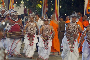 Colombo, Sri Lanka - 11 Şubat 2025: Gangaramaya Navam Maha Perahera festivalinde sanatçılar