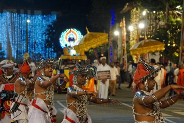 Colombo, Sri Lanka - 11 Şubat 2025: Gangaramaya Navam Maha Perahera festivalinde sanatçılar