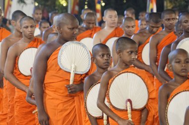 Colombo, Sri Lanka - 11 Şubat 2025: Gangaramaya Navam Perahera festivalinde Budist rahipler