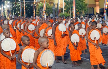 Colombo, Sri Lanka - 11 Şubat 2025: Gangaramaya Navam Perahera festivalinde Budist rahipler
