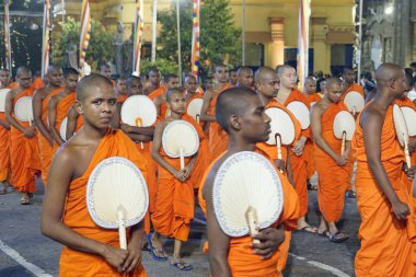 Colombo, Sri Lanka - 11 Şubat 2025: Gangaramaya Navam Perahera festivalinde Budist rahipler