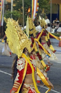 Colombo, Sri Lanka - 11 Şubat 2025: Gangaramaya Navam Maha Perahera festivalinde kadın sanatçılar