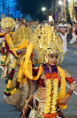 Colombo, Sri Lanka - 11 Şubat 2025: Gangaramaya Navam Maha Perahera festivalinde kadın sanatçılar